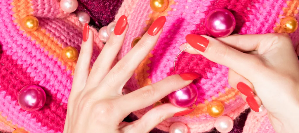 Trabajo de uñas: esmalte semipermanente con acabado brillante